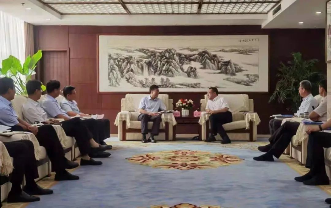 渭南市委、市政府領(lǐng)導(dǎo)會(huì)見嚴(yán)鑒鉑董事長